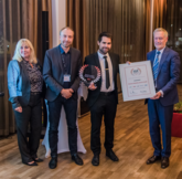 v.l.n.r. Beatrice Schmidt (Industriemagazin), Tobias Gerstmaier (INNIO Jenbacher, Gewinner MA² 2020), Philipp Hochstrasser (Siemens Mobility), Hubert Biedermann (ÖVIA)